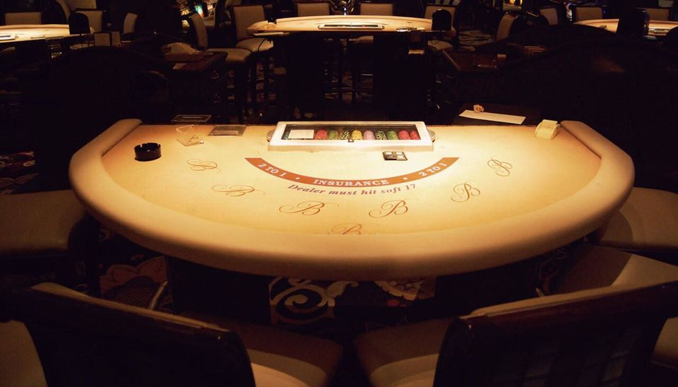 Μετρώντας φύλλα στο blackjack από τα επίγεια στα online καζίνο